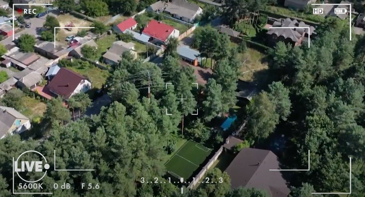 Апартаменти в Царському селі й особняк з міні-полем: житло Сергія Реброва показали на відео